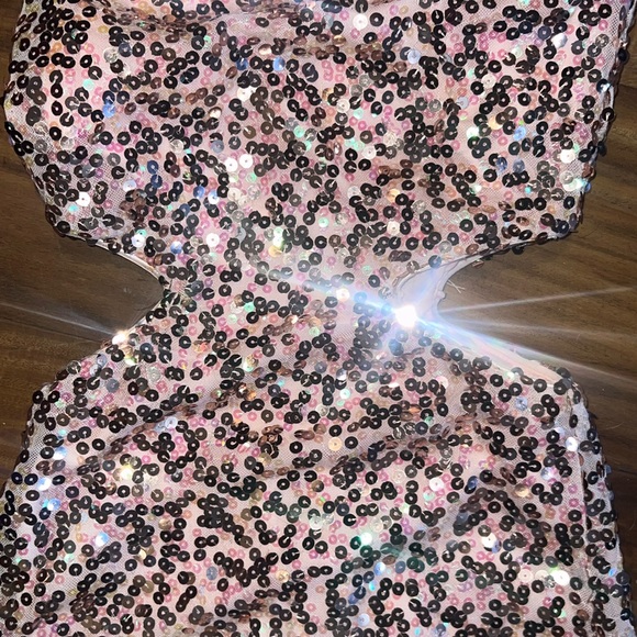 Junior’s Gorgeous Prom Dress - Picture 2 of 3